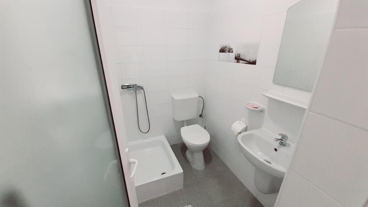 Gazde/Camere de închiriat Tropicana